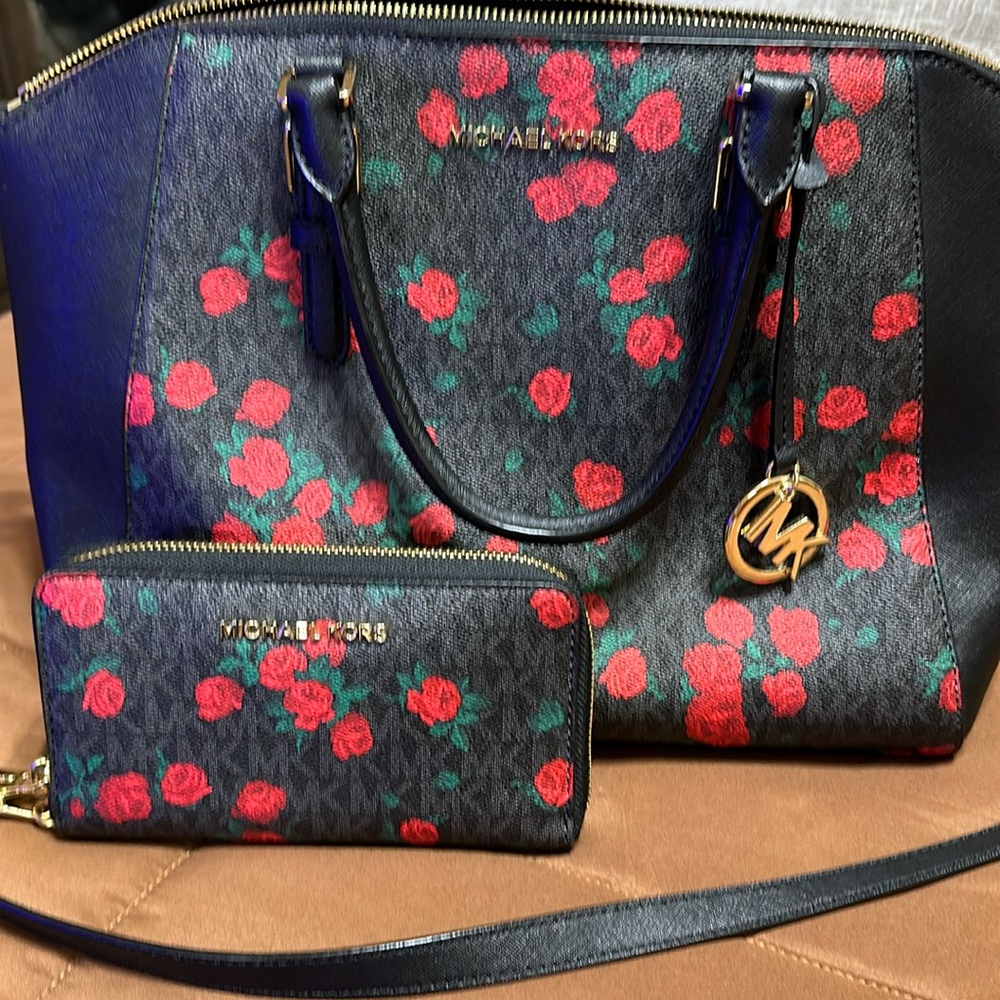 Michael Kors purse with matching wallet. Like NEW! Only used it 3 times.